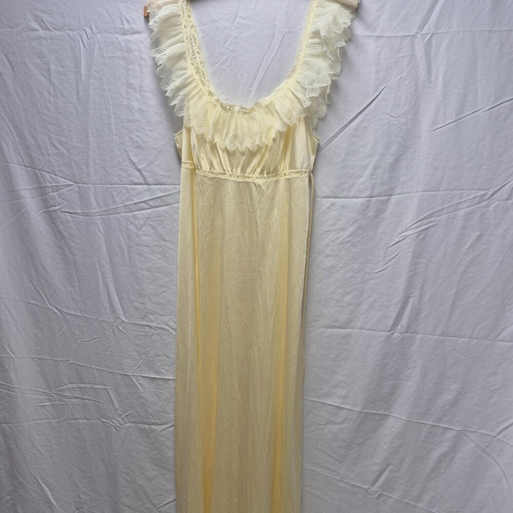 Vanity Fair Vintage Pale Yellow Nightgown size Small